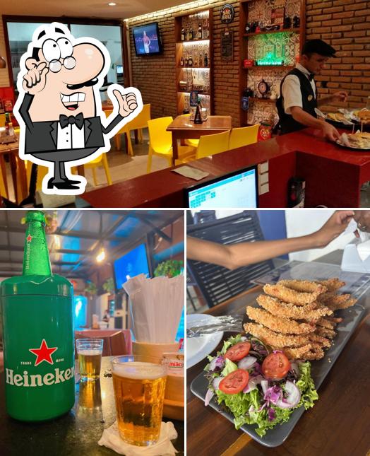 Sente em uma das mesas no Seu Portuga