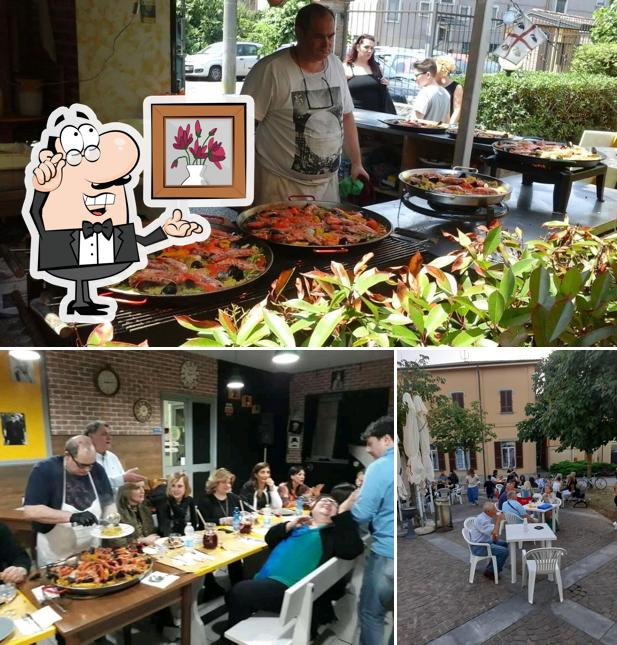 Siediti a un tavolo di Caffe in Piazza da Tommy