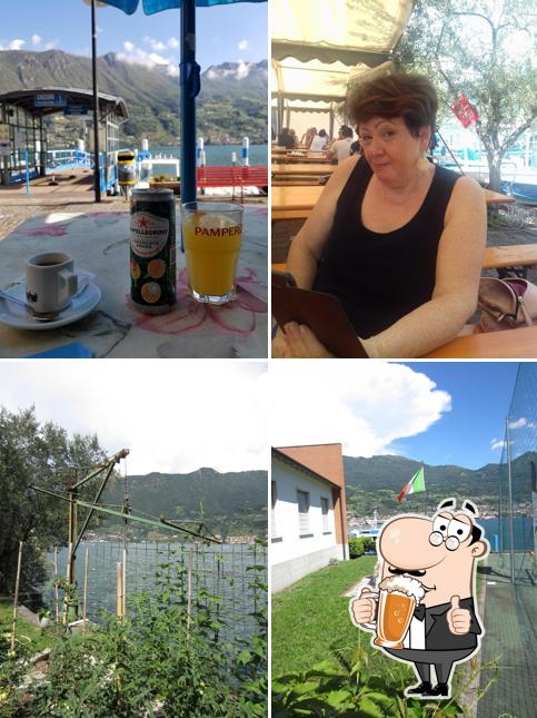 Puoi ordinare un rinfrescante bicchiere di birra chiara o scura