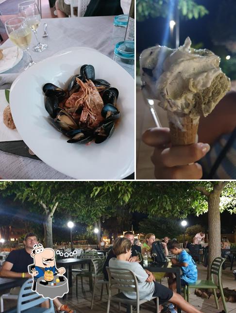 Bar / gelateria artigianale si caratterizza per la cibo e interni