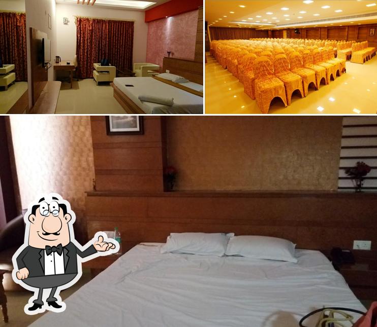 Take a seat at one of the tables at Hotel AMRs Evvergreen