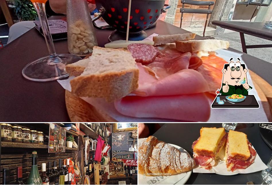 Caffè Dal Perugino Perugia si caratterizza per la cibo e interni