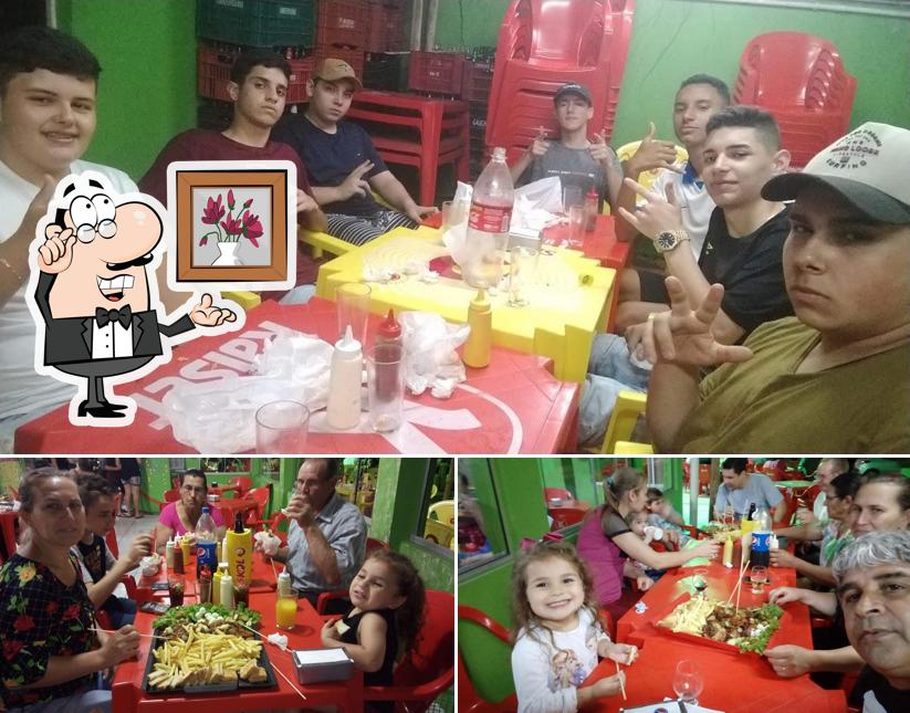 Sente em uma das mesas no Fofão Lanches Taquara