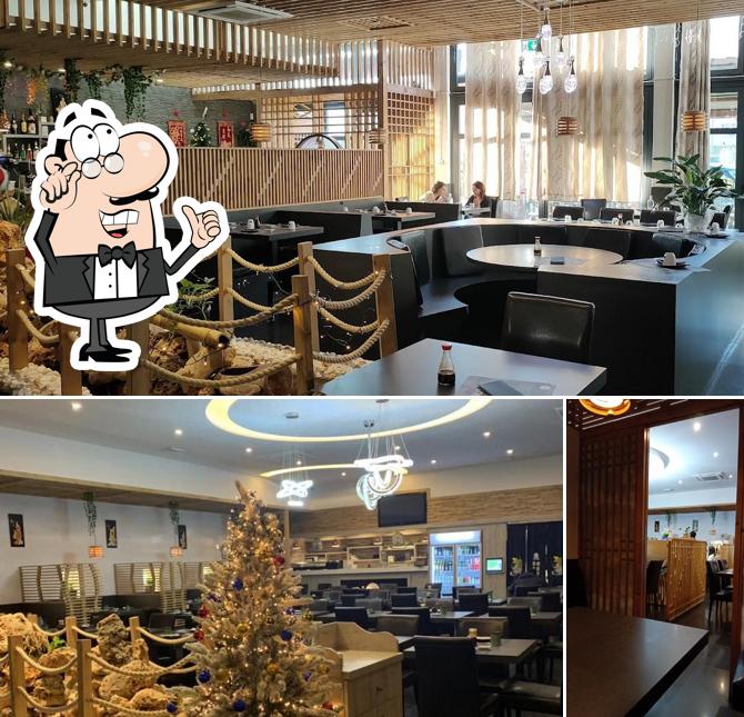 Siediti a un tavolo di Kinki Sushi Cucina Cinese e Giapponese