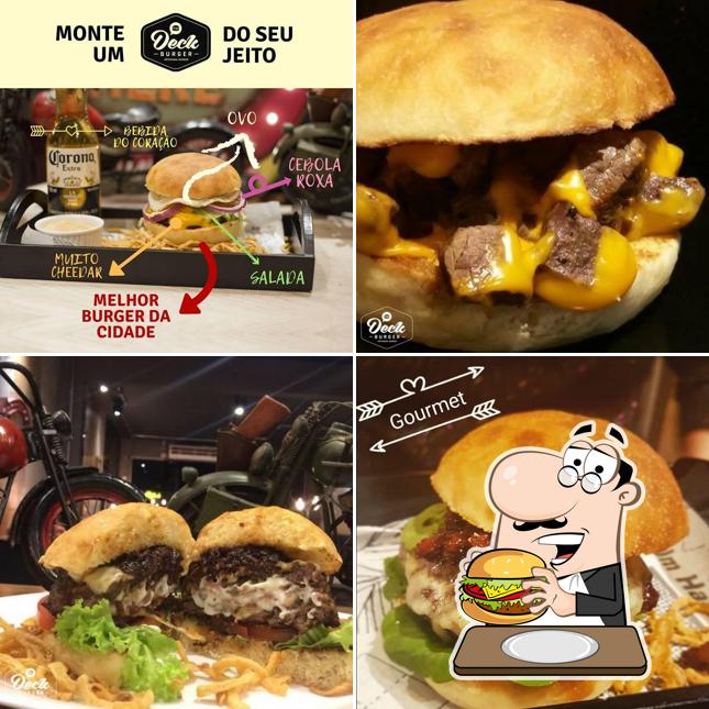 Deguste um dos hambúrgueres servidos no Deck Lounge Bar
