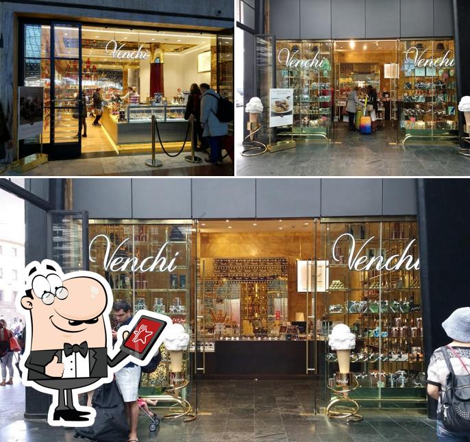 Goditi la vista dall'area esterna di Venchi Cioccolato e Gelato, Firenze Stazione Santa Maria Novella (Fronte Binari)
