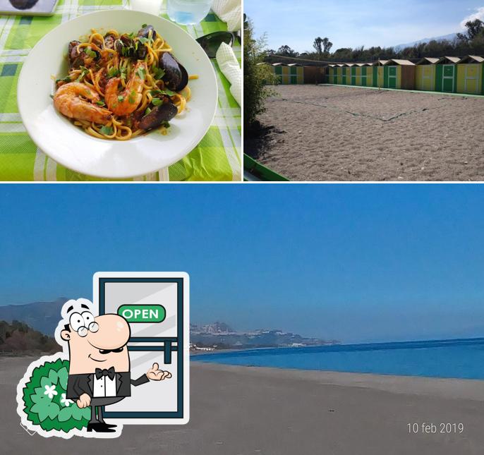 Tra le varie cose da Lido Albatros Cavallaro si possono trovare la esterno e cibo