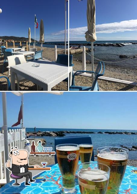 La foto di interni e birra da L’Oasi beach bar