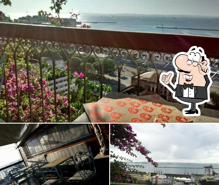 A interior e exterior do restaurante