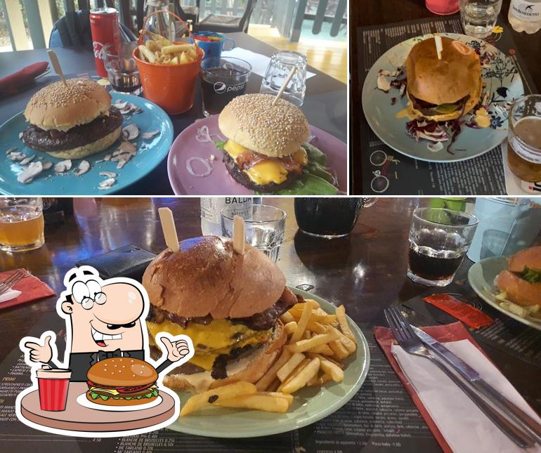 Ordina uno dei tipi di hamburger serviti a Amsterdam Pub