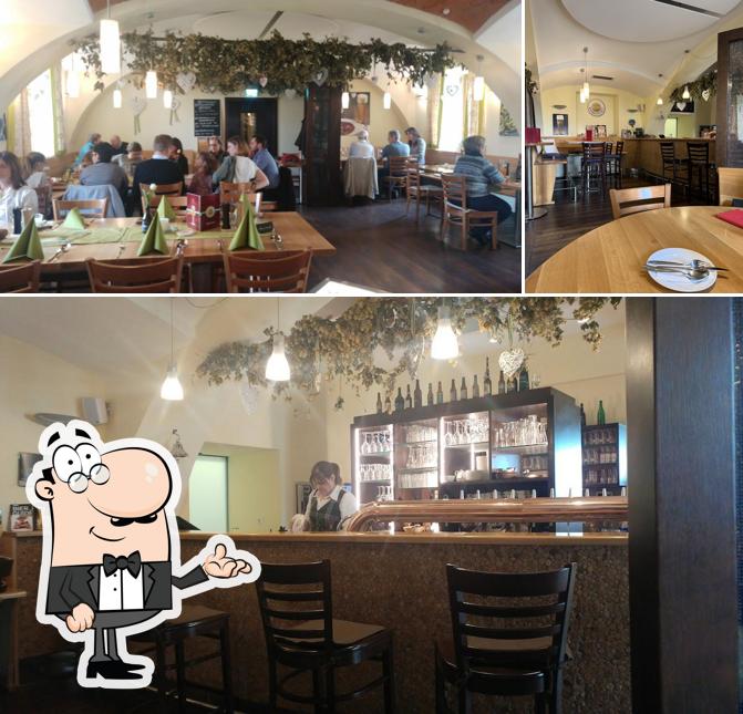 Installez-vous à l'une des tables de Die Bierbotschaft