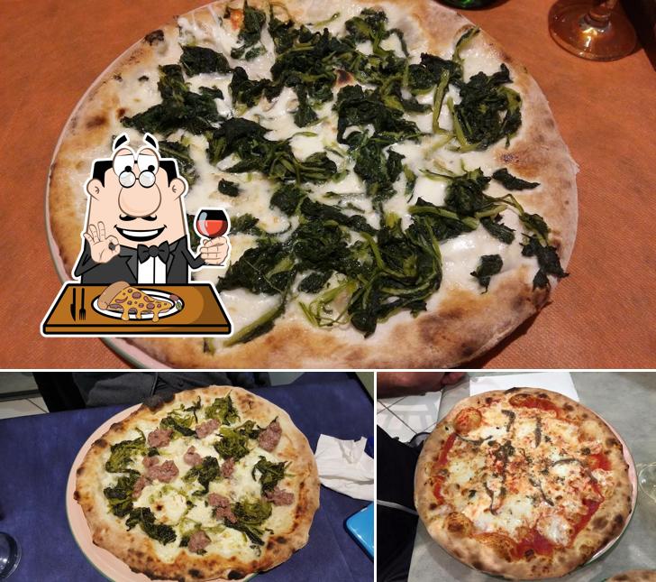 A Pizzeria Trattoria Pulcinella, puoi goderti una bella pizza
