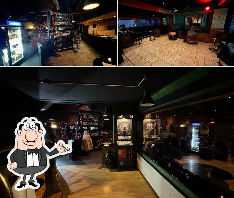 Siediti a un tavolo di Riff Raff Bar