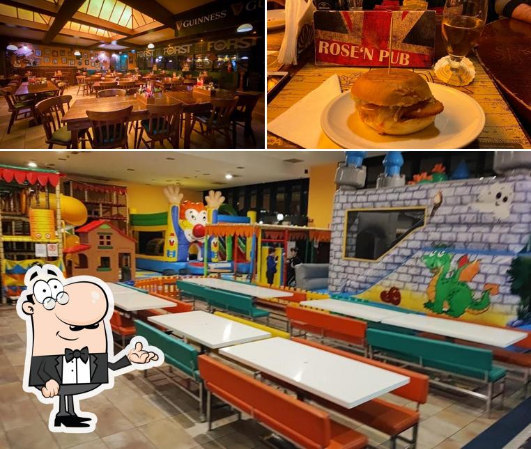 La immagine della interni e cibo di Bowling Pub Rose'n Bowl - Sala Giochi