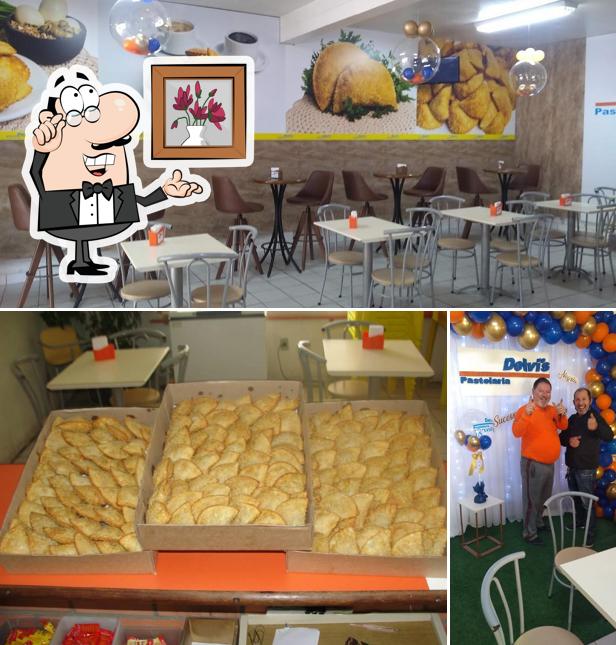 Sente em uma das mesas no Delvi's Pastelaria
