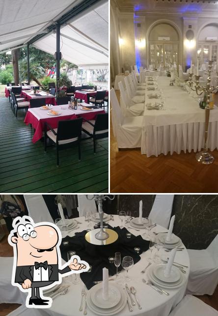 Questa è la foto che presenta la interni e tavolo da pranzo di Mozart Restaurant