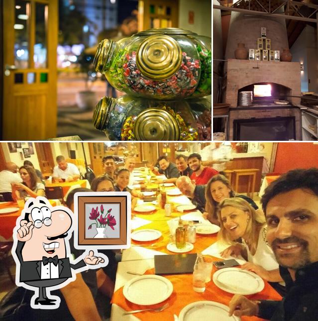 Sente em uma das mesas no Espósito Pizzeria