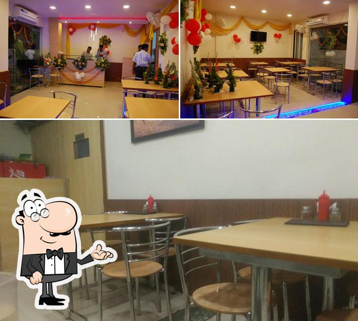 Take a seat at one of the tables at Smokin' Joe'S Fresh Pizza, Solapur