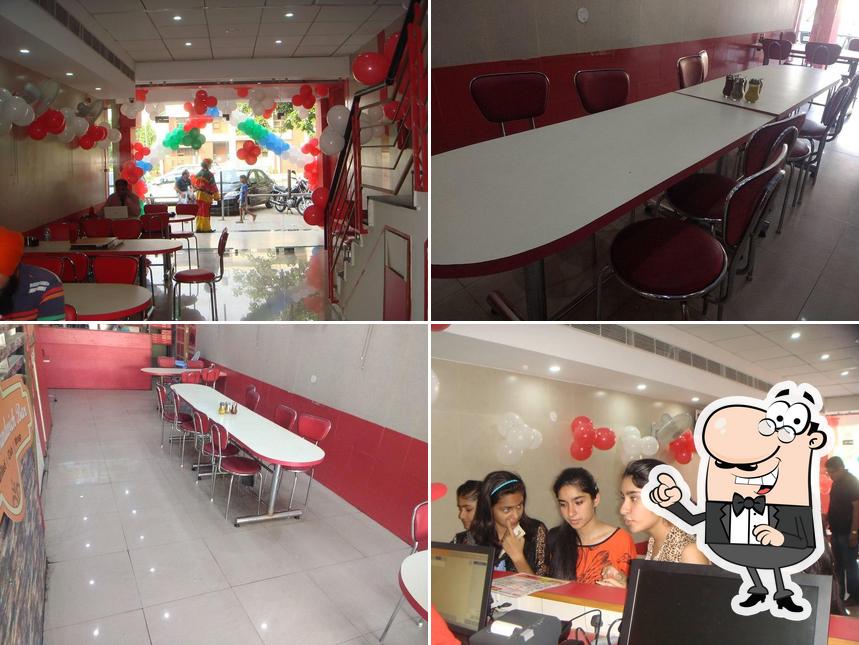 The interior of Italia VIP Pizza