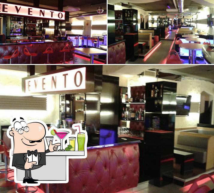 Tra le varie cose da Club Evento-Night Club si possono trovare la bancone da bar e cibo