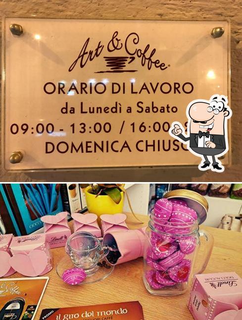 Siediti a un tavolo di Art & Coffee - Garibaldi