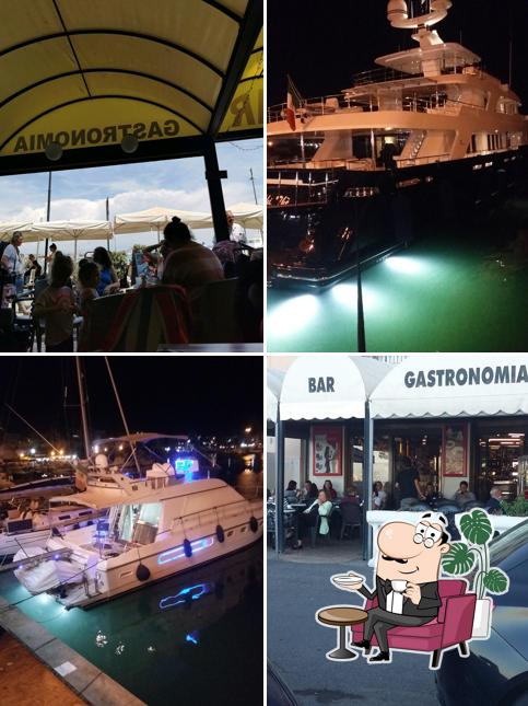 Dai un'occhiata agli interni di Bar del Porto