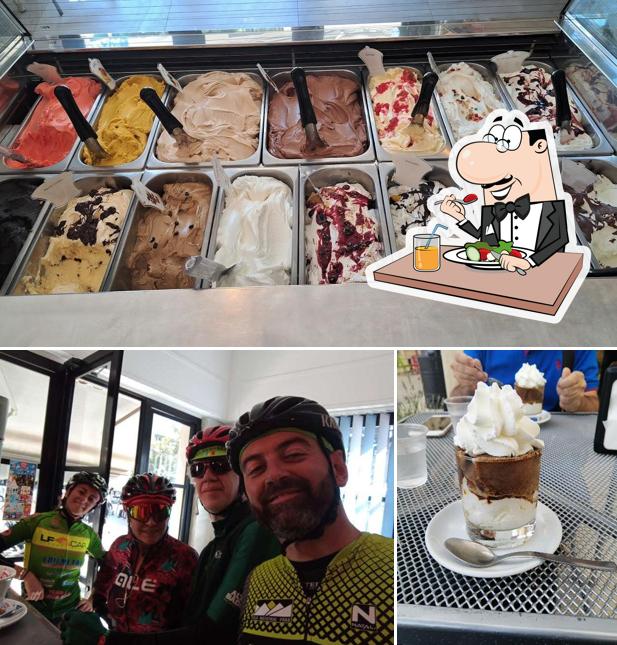 La foto della cibo e interni di Caffè Centrale