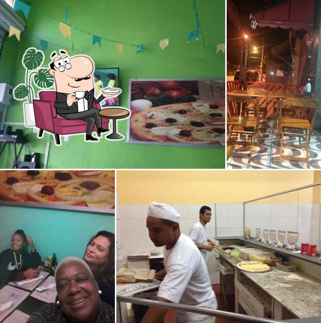 Sente em uma das mesas no Pizzaria A Familia