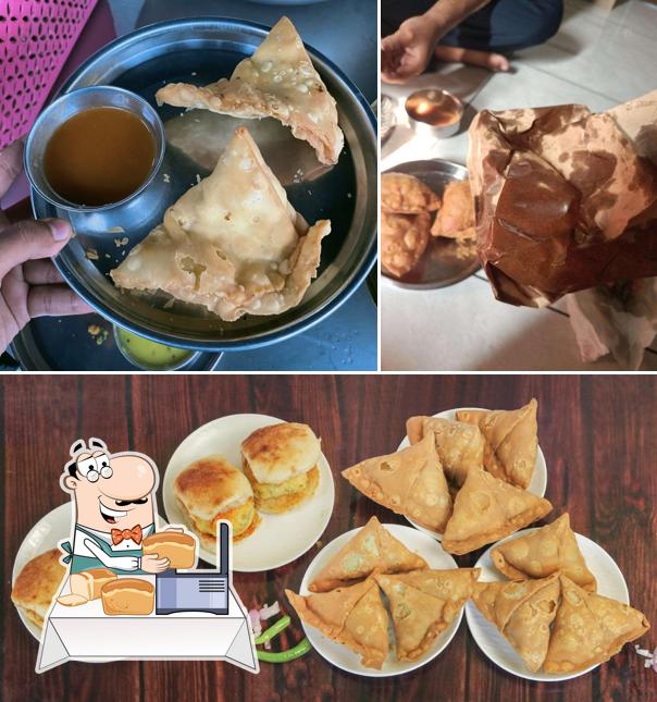 Garlic bread at Manmohan Samosa