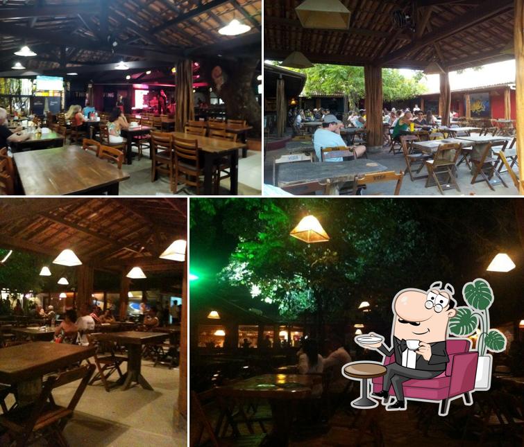 Sente em uma das mesas no Souza Bar e Restaurante