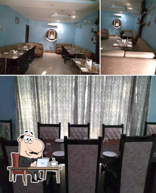 Check out how Dinner Point looks inside