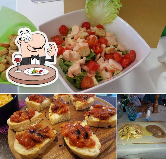 Chicas Cafè si caratterizza per la cibo e tavolo da pranzo