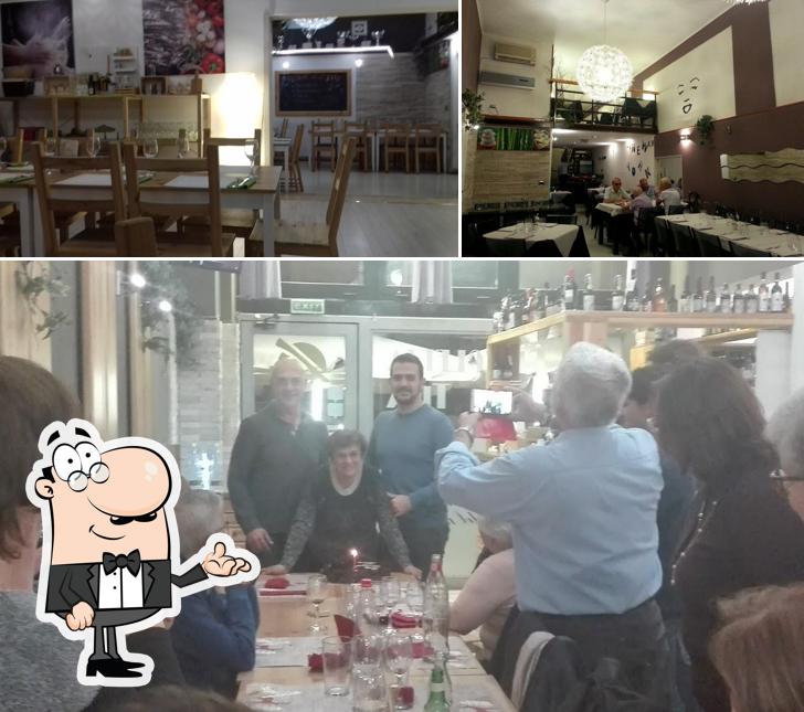 Gli interni di Pizzoleria Tica