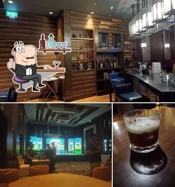 The photo of Score - The Sports Bar at Holiday Inn Chennai OMR’s interior and food