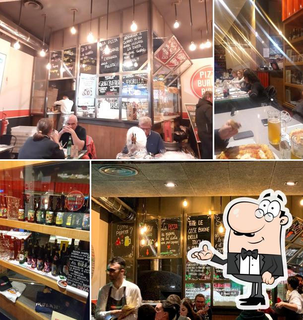 Siediti a un tavolo di Pizza Garage