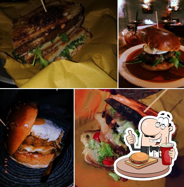 Porto 51 Cocktail Bar, Pub & Aperitivo al tramonto