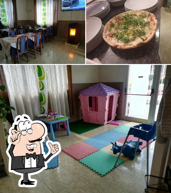 Tra le varie cose da Pizzeria Girasole Di Zani Paola si possono trovare la interni e pizza