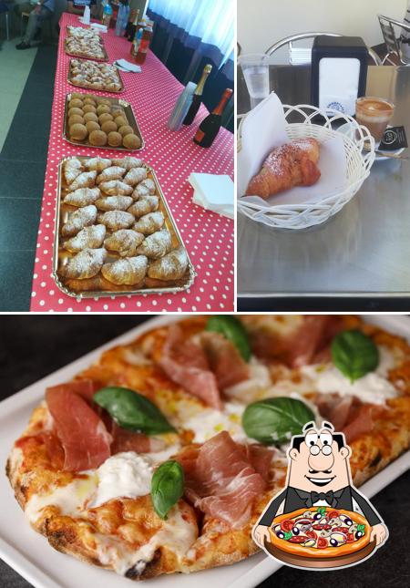 Scegli una pizza a Bar Costantino