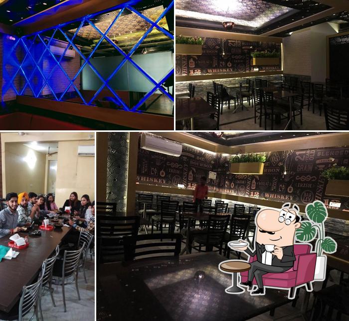 The interior of ROYAL'S BAR& RESTAURANT