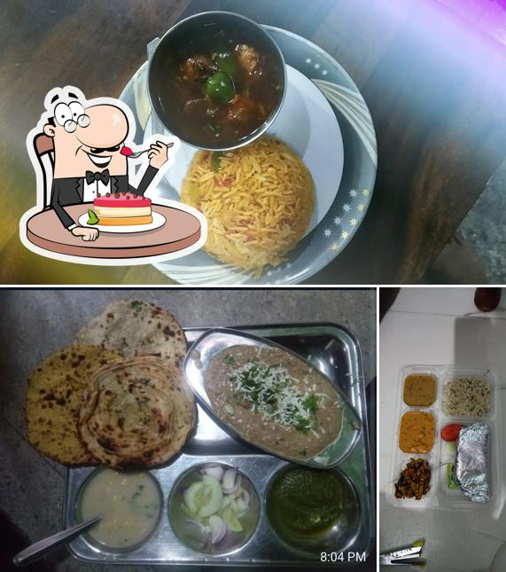 स्वर्णीम भोजनालय ( शुद्ध एवं स्वच्छ भोजन)swarnim Bhojanaalay serves a number of desserts