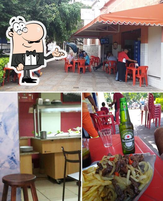 Sente em uma das mesas no Bar da Praça