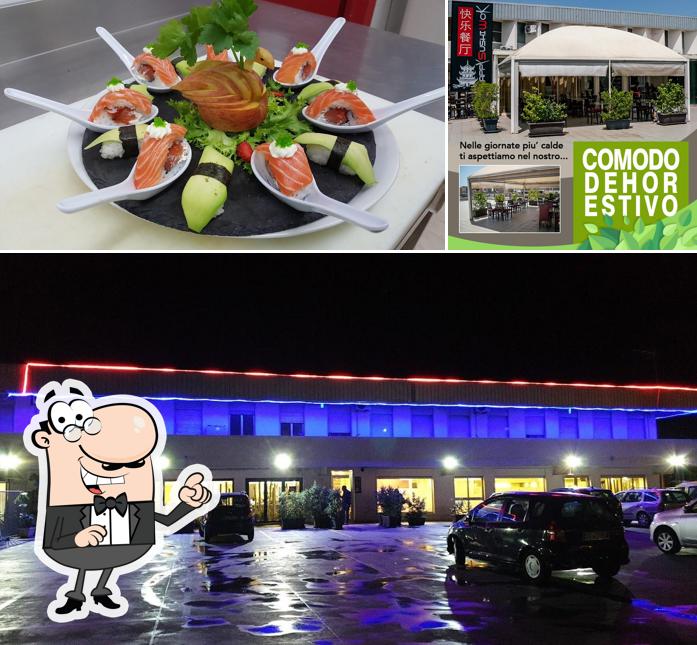 Dai un’occhiata alla immagine che mostra la esterno e cibo di Happy Sushi Wok