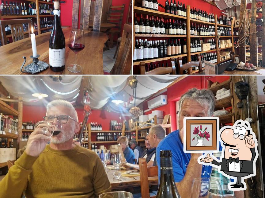 Tra le varie cose da La Rossa Enoteca si possono trovare la interni e cibo