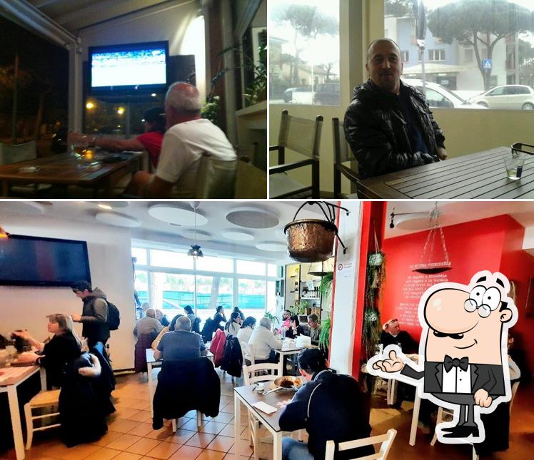 Siediti a un tavolo di Il gatto verde