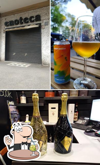 La foto della bevanda e interni di Enoteca Alessandrini