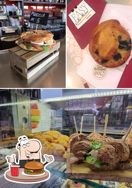 Prenditi un hamburger a Easy Café&More