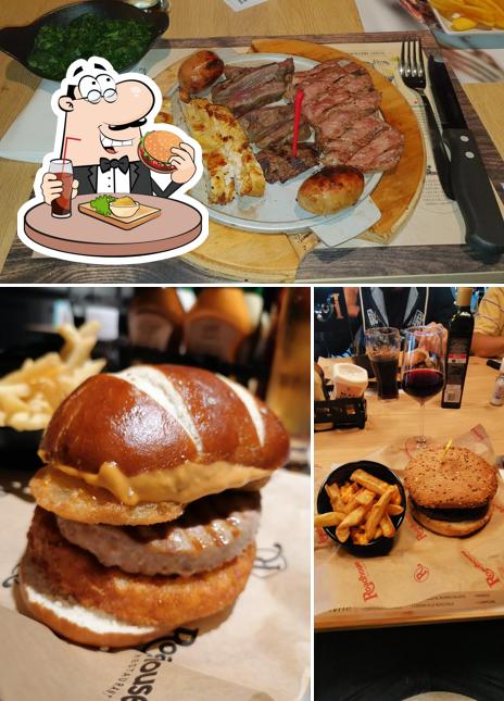 Ordina un hamburger a Roadhouse Restaurant Beinasco