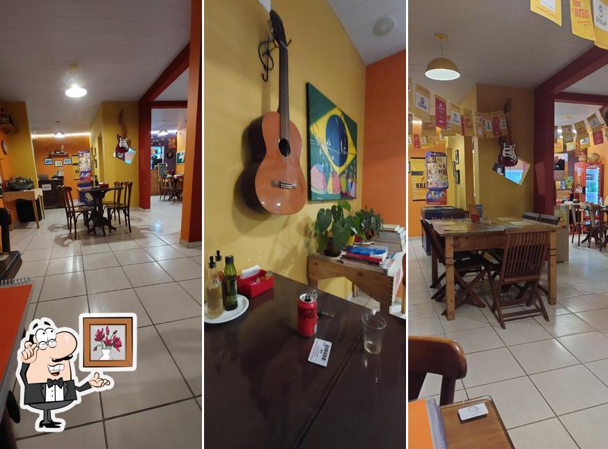 O interior do Farofa Bar e Restaurante