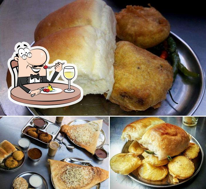 Food at Vasu Vadapav Centre
