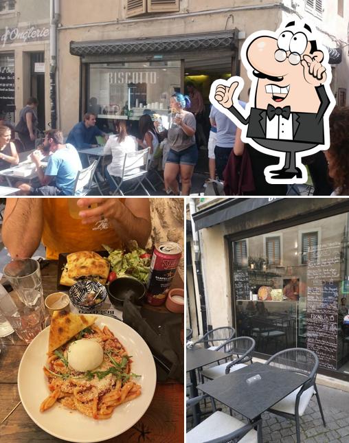 Installez-vous à l'une des tables de Biscotto